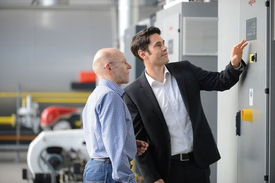 Zwei Männer die einen Industrieverteiler Bedienen